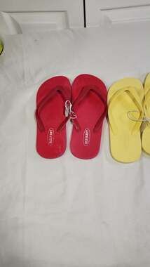 Old Navy Bundle Set of 2 Pairs Women's Flip Flops Red and Yellow Size 7